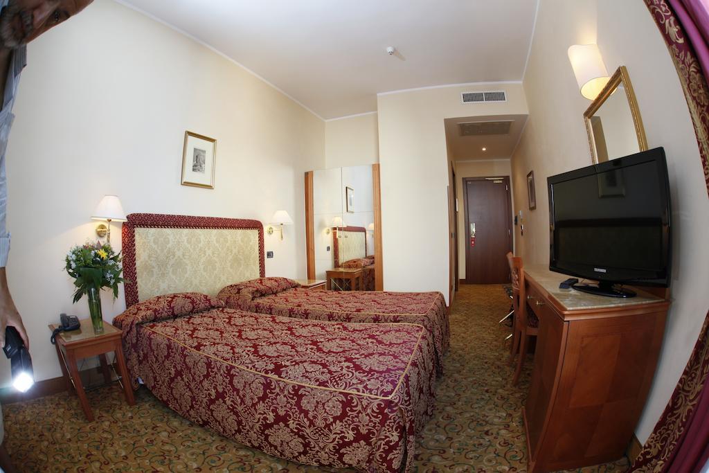 Hotel Colonna Бриндизи Екстериор снимка