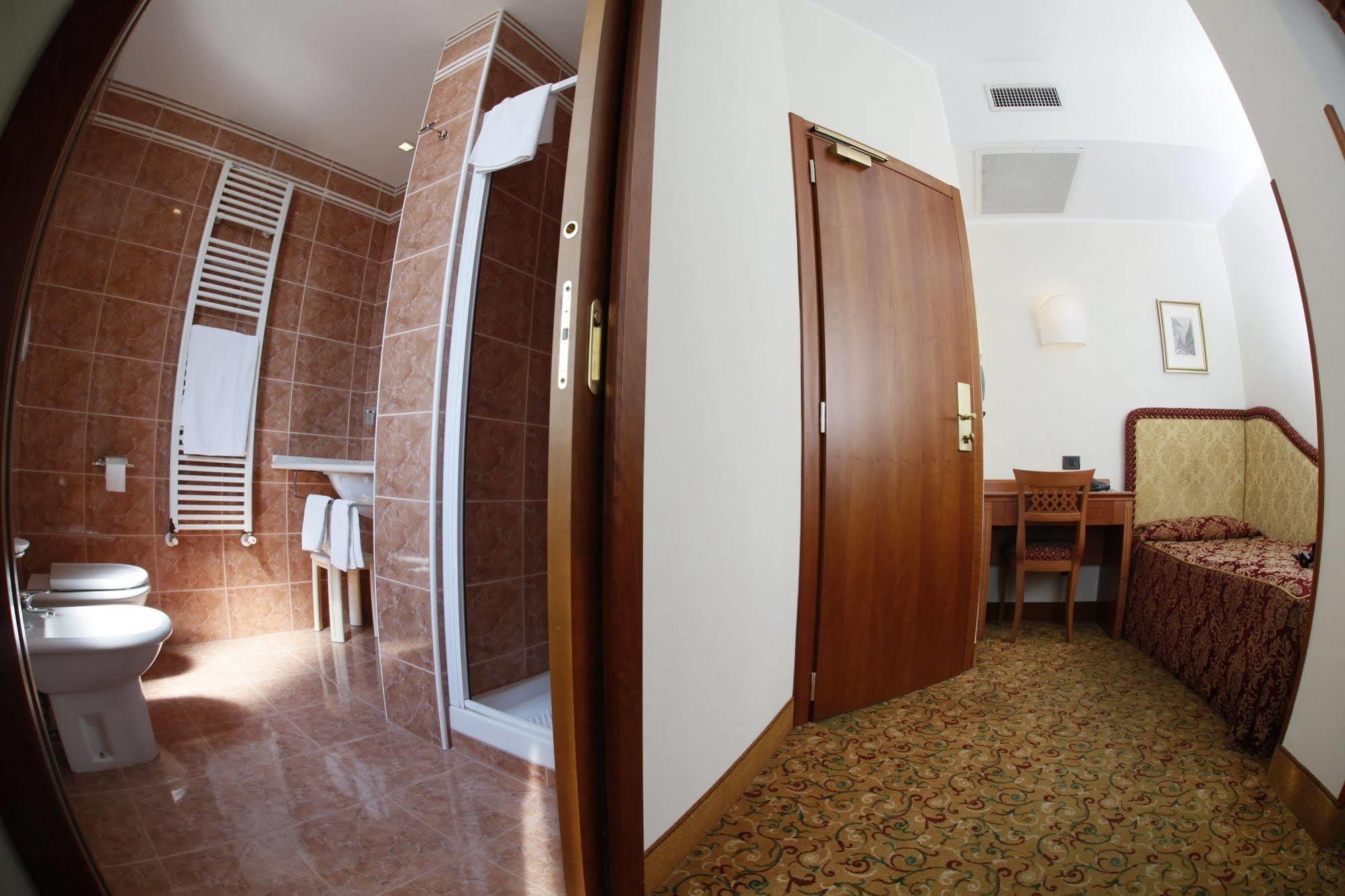Hotel Colonna Бриндизи Екстериор снимка