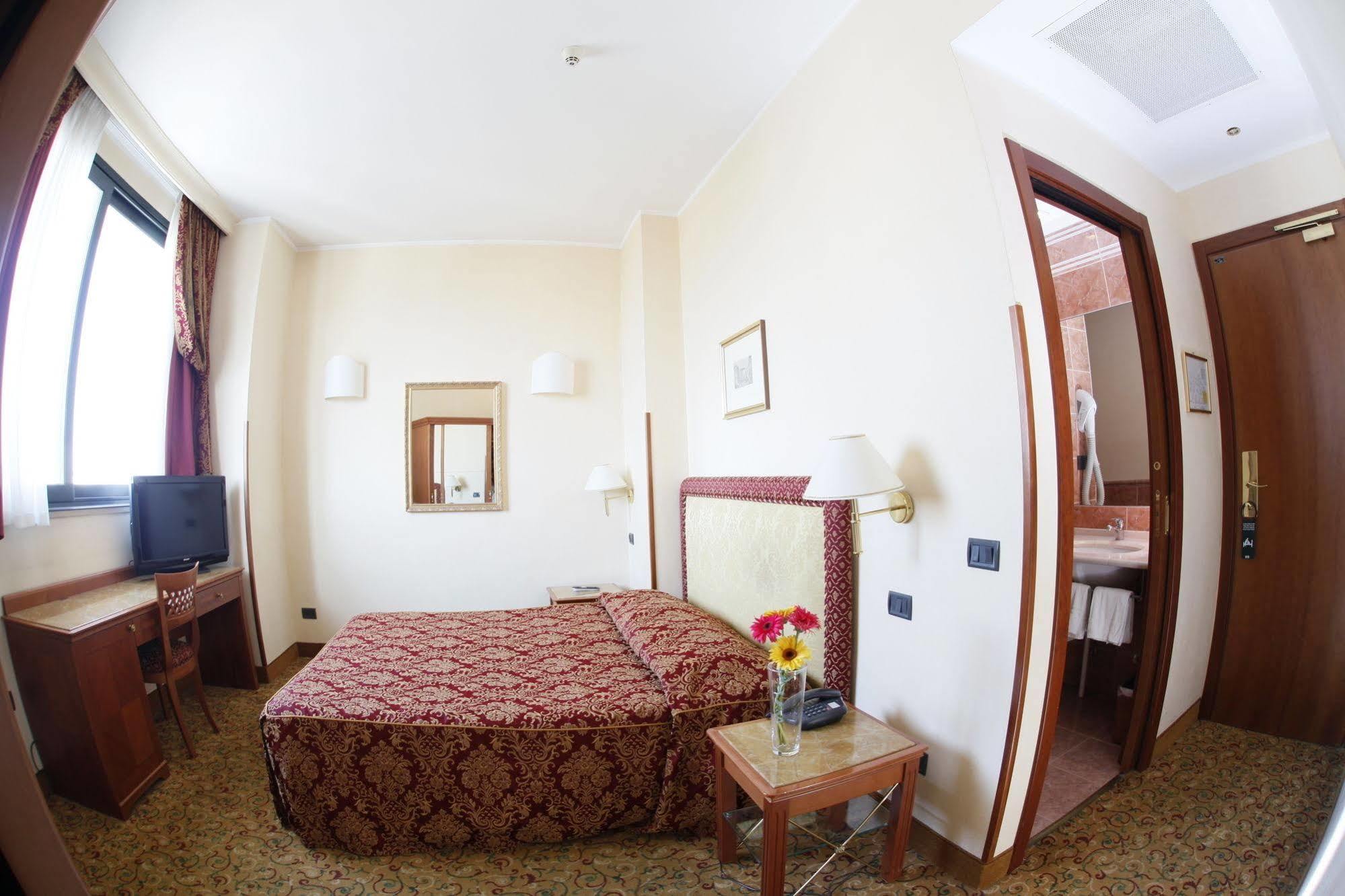Hotel Colonna Бриндизи Екстериор снимка