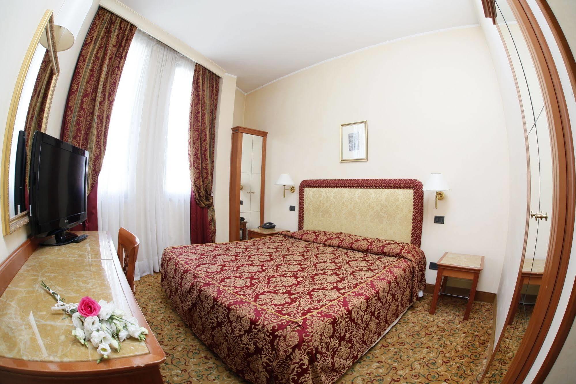 Hotel Colonna Бриндизи Екстериор снимка