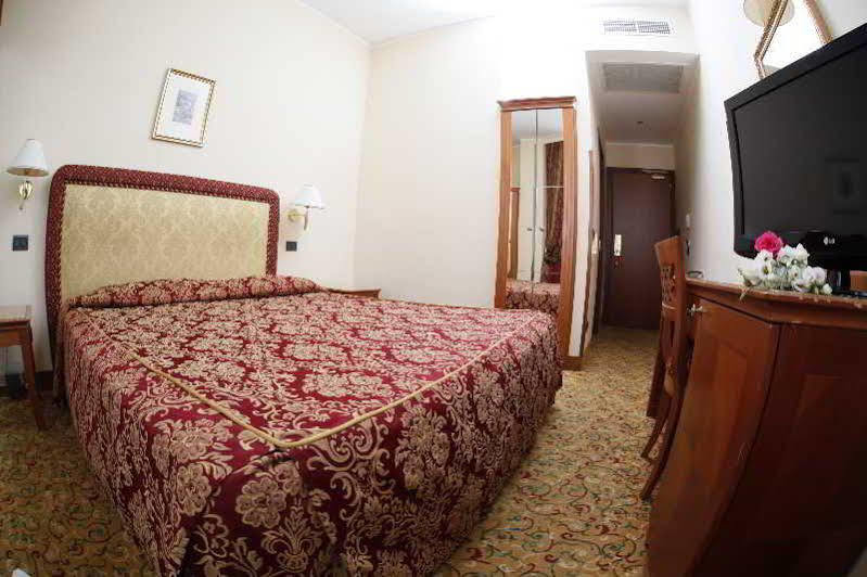 Hotel Colonna Бриндизи Екстериор снимка