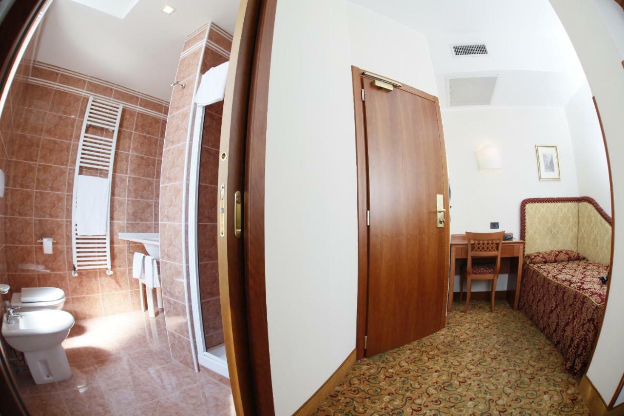 Hotel Colonna Бриндизи Екстериор снимка