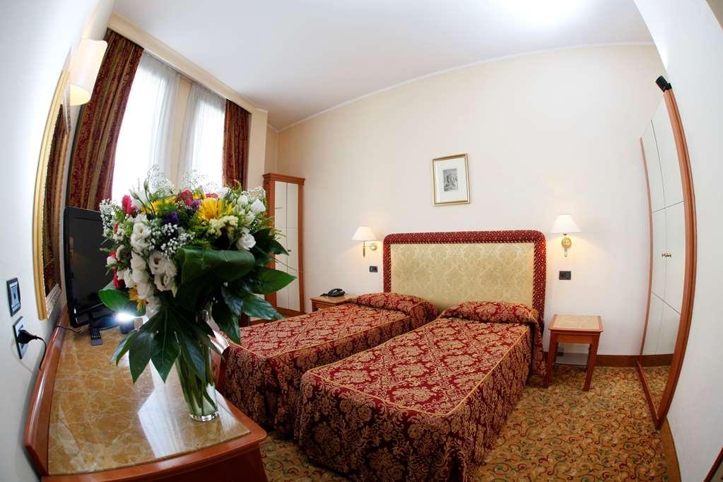 Hotel Colonna Бриндизи Стая снимка